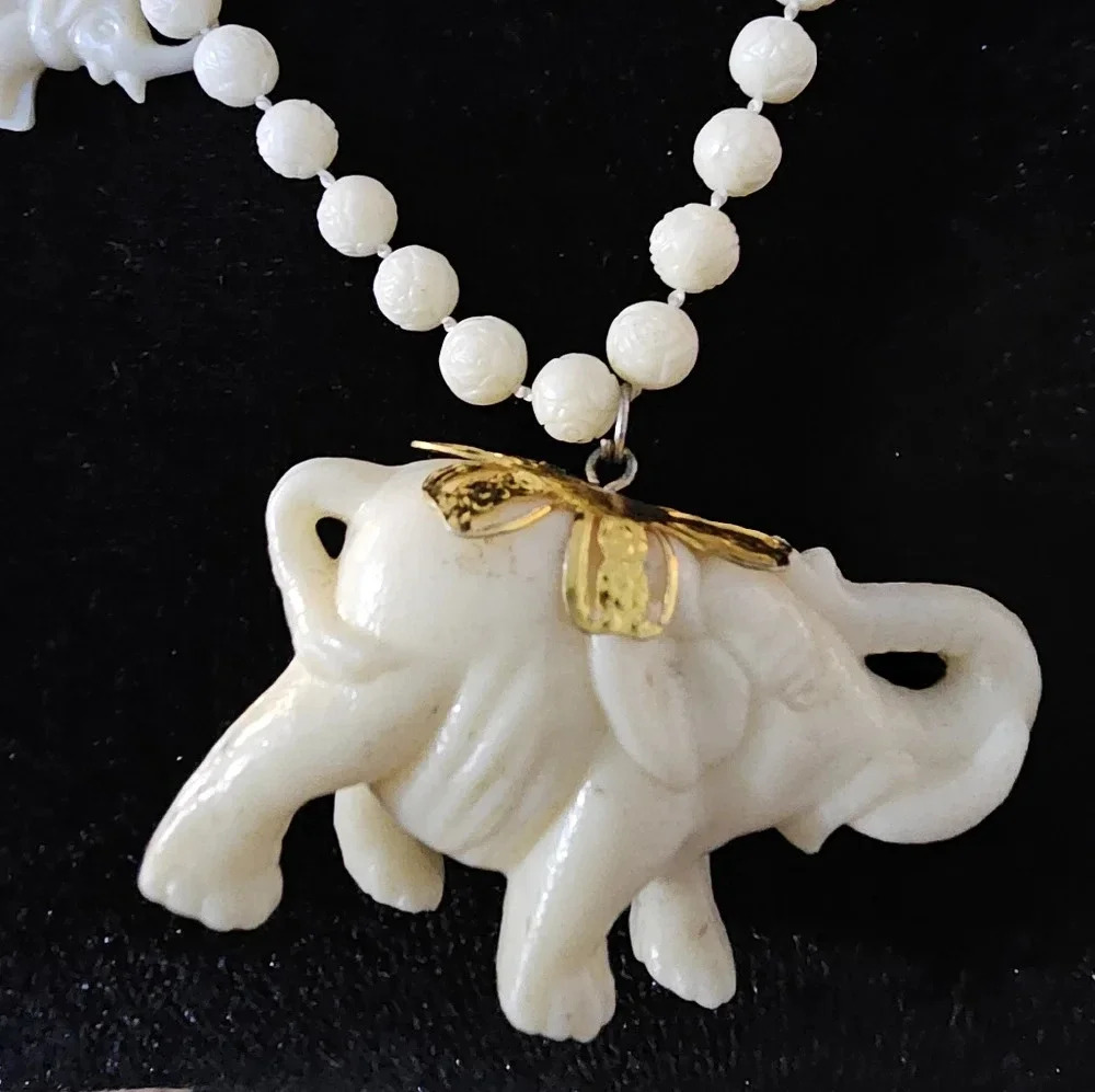 Elephant necklace Ivory color - Picture 3 of 3